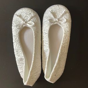 Isotoner intimate slippers Size L 8-9 (USA), 39-40 (EU), 6-7 (UK)